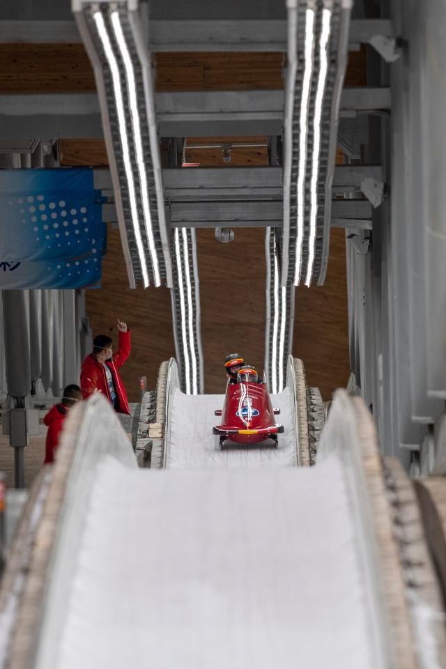 1633674929687052326.jpg 德国雪车队结束滑行.jpg