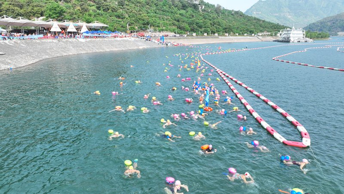 开云体育下载-云南水富公开水域游泳邀请赛开赛|水富市|金沙江|赛事|选手|旅游_新浪新闻